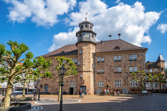 Steingebäude unter blauem Himmel