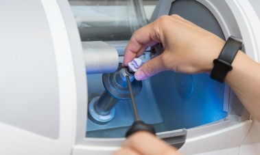 Zahn an Schleifgerät