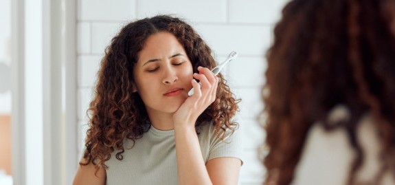 Frau mit Zahnschmerzen