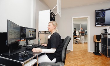 Zahntechnikerin am PC